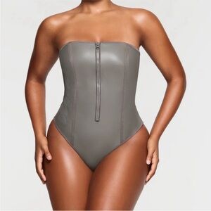 SKIMS RUBBERIZED SCUBA SWIM STRAPLESS ONE PIECE SIZE M